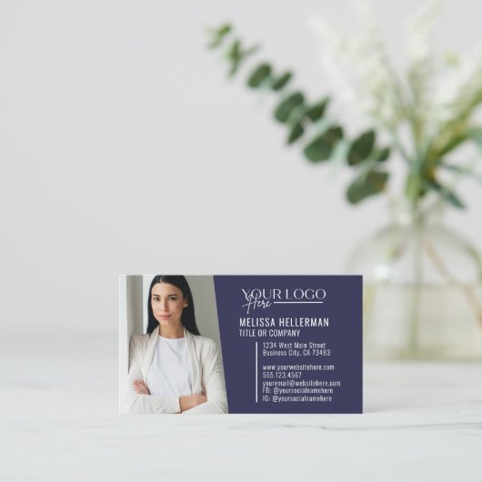 ネイビーブルーモダンプロフェッショナルQRコードフォトロゴ 名刺 (スタンド正面)