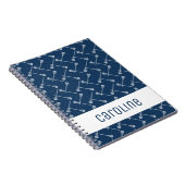 ネイビーブルーラクロスホワイトスティックパターン（の模様が）ある ノートブック (右側)