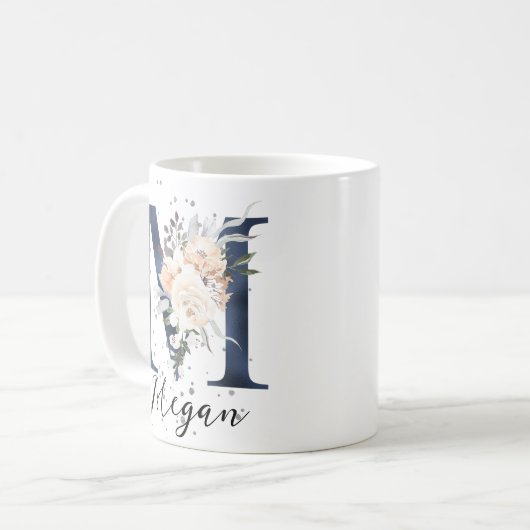 ネイビーブルーレターMピーチクリームフローラモノグラム コーヒーマグカップ (正面左)