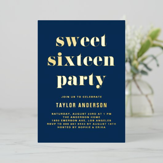 ネイビーブルーレトロはっきりしたタイポグラフィスウィート16誕生日 箔招待状 (立ち正面)