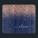 ネイビーブルーローズゴールド ブラッシュピンク グリッター モノグラム カッティングボード<br><div class="desc">ネイビーブルーとローズゴールドのブラッシュピンク スパークル グリッター スクリプト モノグラム 名前 カッティングボード。 グラマラスでラグジュアリー、そしてシックなスタイルを愛する人への、卒業式、誕生日、結婚式、ブライズシャワー、結婚記念日、ベビーシャワー、バチェロレッテパーティーのギフトに最適です。</div>