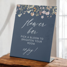 ネイビーブルーワイルドフラワーブライダルシャワーフラワーバー