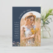 ネイビーブルーワイルドフラワー卒業パーティーアーチ写真 招待状 (スタンド正面)