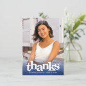 ネイビーブルー卒業写真はっきりしたモダンタイポグラフィ サンキューカード (スタンド正面)