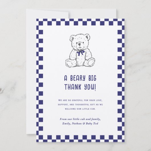 ネイビーブルー市松模様にテディベア – 私たちの小さな子 サンキューカード (正面)