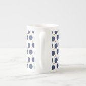 ネイビーブルー抽象芸術飛んでいる爆弾果実パターン ボーンチャイナマグカップ (裏面)