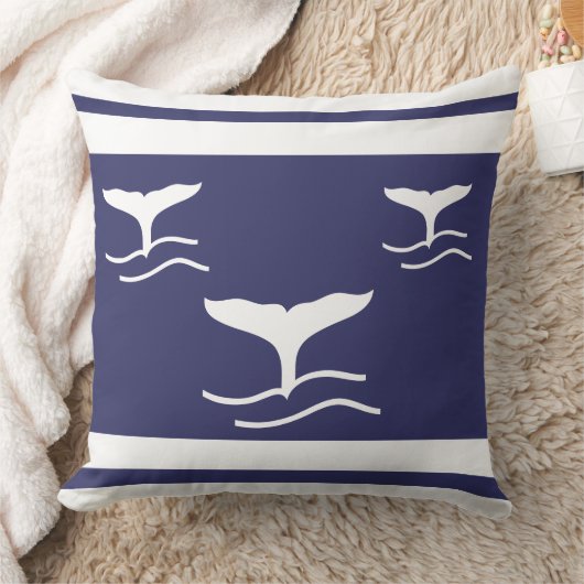 ネイビーブルー枕の白い鯨尾 クッション (ブランケット)