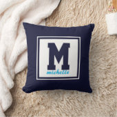 ネイビーブルー水玉模様モ名門私立校風のノグラム名カスタム クッション (ブランケット)