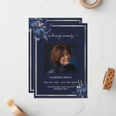 ネイビーブルー花模様銀写真葬儀プログラム ノートカード (正面/裏面インサイチュ)