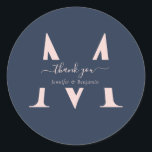 ネイビーブルー赤面モノグラム結婚式の引き出物サンキュー ラウンドシール<br><div class="desc">ネイビモダンーパーソナライズされたブルーと赤面モノグラムの結婚あなたはスクリプトと感謝していスタンプを貼る。オンラインで簡単にパーソナライズ。これらのモノグラムのウェディングラベエレガントルを補完するために利用可能なマッチング項目。</div>