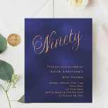 ネイビーブルー金ゴールドスクリプト90th birthday invitation<br><div class="desc">90歳モダンのスタイリッシュ誕生日パーティーの招待状。紺色で色むら色の背景と大きな文字の書金ゴールドですエレガントる90の言葉フェイク。名前とパーティー・詳細のパーソナライズおよび追加1枚= 1枚の招待状を印刷したエッジからエッジ</div>