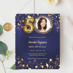 ネイビーブルー金ゴールドスター写真50th birthday invitation<br><div class="desc">50モダン歳のスタイリッシュ誕生日パーティーへの招待。紺色の背景、金飾の星付き。青い色が不均一だ。写真やパーティー詳細のカスタマイズと追加1枚= 1枚の招待状を印刷したエッジからエッジ</div>