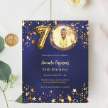 ネイビーブルー金ゴールドスター写真70th birthday invitation<br><div class="desc">70モダン歳のスタイリッシュ誕生日パーティーへの招待。紺色の背景飾に金の星。青い色が不均一だ。写真やパーティー詳細のカスタマイズと追加1枚= 1枚の招待状を印刷したエッジからエッジ</div>