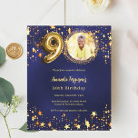 ネイビーブルー金ゴールドスター写真90th birthday invitation<br><div class="desc">90歳モダンのスタイリッシュ誕生日パーティーへの招待。紺色の背景、金飾の星付き。青い色が不均一だ。写真やパーティー詳細のカスタマイズと追加1枚= 1枚の招待状を印刷したエッジからエッジ</div>