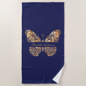ネイビーブルー金ゴールド蝶の名前のスクリプト ビーチタオル (正面)