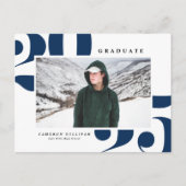 ネイビーブルー2025はっきりしたタイポグラフィ写真卒業 インビテーションポストカード (正面)