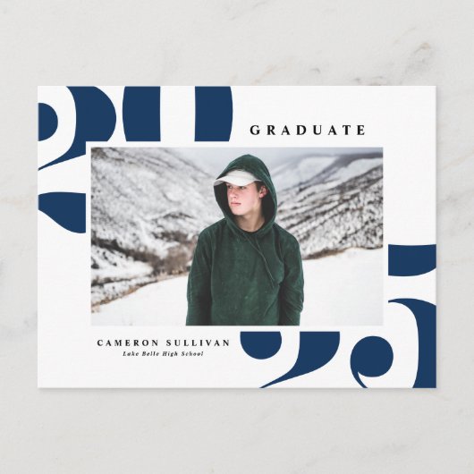 ネイビーブルー2025はっきりしたタイポグラフィ写真卒業 インビテーションポストカード (正面)