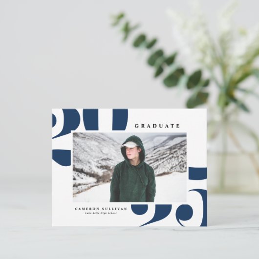 ネイビーブルー2025はっきりしたタイポグラフィ写真卒業 案内ポストカード (スタンド正面)
