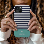 ネイビーブルー&アクアシックストライプハートモノグラム iPhone 15ケース<br><div class="desc">アクアスタイリッシュカスタム、ネイビーブルーと白の色の電話ケース。このデザインは名門私立校風のクラシックネイビーと白のパタストライプのーンを特徴とする。名前モノグラムまたは可愛いハート記号カスタムと他の文字でパーソナライズ。デザインツールを使用して任意の背景色を選択し、文字のフォントと色を編集し、独自の写真をアップロードして、優れたデバイスユニークカバーの1つを作成する！</div>