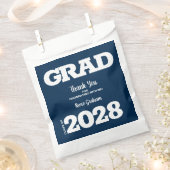 ネイビーブルー・アンド・ホワイト卒業パーティー フェイバーバッグ (クリップ留めされた状態)