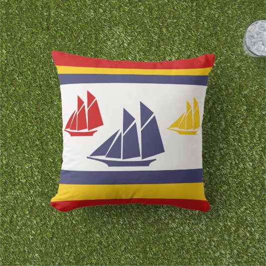 ネイビーブルー、イエロー、赤い帆船ホワイト枕 アウトドアクッション (芝生)
