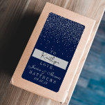 ネイビーブルー&グラムシルバー結婚紙吹雪の贈り物 ラベル<br><div class="desc">ネイビーブルー&グラムシルバー紙吹雪結婚のコレクションは、ロマンチックなお祝いを計画しているカップルに最適な結婚コレクションだ。このデザインは、シックなネイビーブルーの背景とグラム金ゴールド紙吹雪を備え素晴らし、あらゆる特別なイベントに最適。言葉はデザインの同じ銀色を組み込み、簡単にあなたのパーソナライズされた大事な行事をスイートファンシーできる。</div>