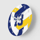 ネイビーブルー ゴールド または 任意のチームカラーのバレーボール ラウンド壁時計 (傾斜)