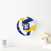 ネイビーブルー ゴールド または 任意のチームカラーのバレーボール ラウンド壁時計 (ホーム)