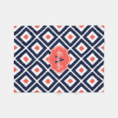 ネイビーブルー、サンゴ、ホワイトイカットダイヤモンドパターン フリースブランケット (正面(横))