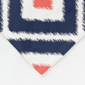 ネイビーブルー、サンゴ、ホワイトイカットダイヤモンドパターン フリースブランケット (角)