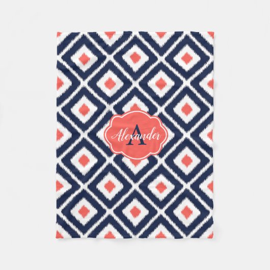 ネイビーブルー、サンゴ、ホワイトイカットダイヤモンドパターン フリースブランケット (正面)
