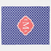 ネイビーブルー&ホワイトクローバー幾何学模様 フリースブランケット (正面(横))