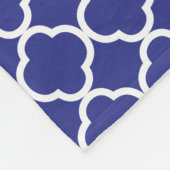 ネイビーブルー&ホワイトクローバー幾何学模様 フリースブランケット (角)