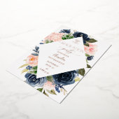 ネイビーブルー&赤面ピンクフローラ卒業パーティー 箔招待状 (回転した状態)