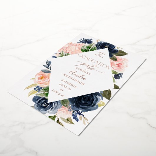 ネイビーブルー&赤面ピンクフローラ卒業パーティー 箔招待状 (回転した状態)