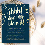 ネイビーブルー&金ゴールドサプライズ誕生日吹Do  It 箔招待状<br><div class="desc">おもしろいを探しスタイリッシュてあなたの驚きの誕生日パーティーにあなたの愛する人々を招待状する方法？我々のおもしろい以上に見て"シーッ！金ゴールドホイル吹スのスクリプトタイポグラフィとネイビーお洒落ブルーの背景と紙吹雪とお誕生日ケーキを搭載した招待を行わない！」と呼ばれる。おもしろいやシックな保物を楽しみたい人に最適で、この招待は必ず大きな日のために興奮を得る。</div>