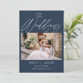 ネイビーブルー　２枚の写真で構成されるミニマルなデザインの結婚式 招待状 (スタンド正面)
