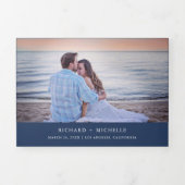 ネイビーミニマルブルー3インチ1フォトコラージュ結婚ズ 三つ折り招待状 (カバー)