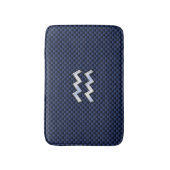 ネイビーモダンブルーカーボンファイバー上のAquariusサイン バスマット (正面縦)