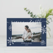 ネイビーモダンブルークリスマスのスクリプト雪の結晶の写真 シーズンカード (スタンド正面)