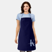 ネイビーモダンブルースクリプトモノグラム エプロン (着用した状態)