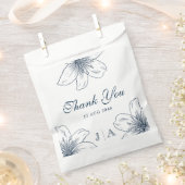 ネイビーモダンブルーフラワーシック結婚式の引き出物バッグ フェイバーバッグ (クリップ留めされた状態)