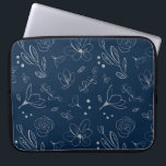 ネイビーモダンブルーフローライラストレーション ラップトップスリーブ<br><div class="desc">Navy Blueフローラモダンイラストレーションのノートパソコンケースの紹介 – ファッションフォワードの技術愛好家のためのスタイルと機能の融合。ネイビーお洒落ブルーの外観は、複雑なフローラデザインと組み合わされ、あなたのラップトップ保護ゲームに洗練されたtouchを追加。その他のケースサイズオプションを参照。ジップクロージャは、移動中保もノートパソコンの実用性を保証する。型枠と機能の両方で際立つこのシックなアクセサリーで毎日の冒険を高める。あなたは流行の人であれ、エレガンスと耐久性のバランスを高める人であれ、当社のネイビーモダンブルーフローライラストレーションノートパソコンケースは、あなたの技術ギアのための完璧なステートメントピースである。</div>
