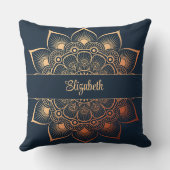 ネイビーモダンブルーマンダラ名前をカスタムする クッション (裏面)