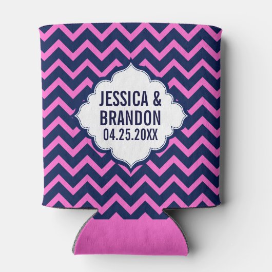 ネイビーモノグラムのブルーとピンクのジグザグシェブロン2 缶クーラー (裏面)