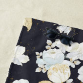 ネイビーモノグラムのブルーホワイトフローラデコールアネモン ビーチタオル (インサイチュ)