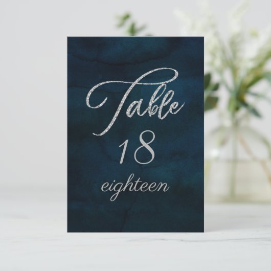 ネイビー光沢ダークブルー結婚シルバーのテーブル番号 招待状 (スタンド正面)