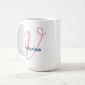 ネイビー名ファンシー付き"V"ピンク文字モノグラム コーヒーマグカップ (正面左)