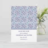 ネイビー地中海のタイル結婚式の日付を保存 招待状 (スタンド正面)