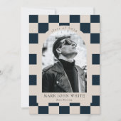 ネイビー市松模様にレトロアーチボーイ写真卒業 招待状 (正面)